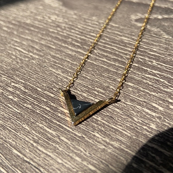 Gold necklace with V design and black marble - Picture 1 of 4